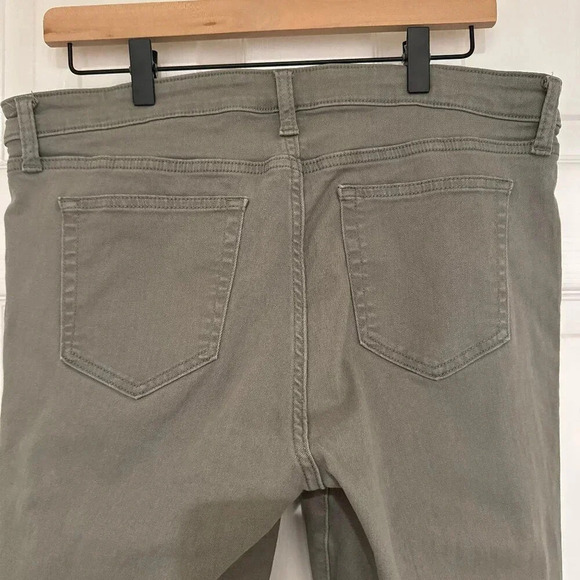 Gap Cropped Mid-Rise Favorite Jegging in Vintage Palm Green - Picture 4 of 11